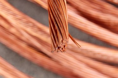 Bakır tel. Bakır kablo. Metal geri dönüşümü. Geri dönüşüm için metal topluyorum. Endüstriyel hurda. Eski bakır teli geri dönüşüm için hurdaya çıkar. Demir içermeyen metaller. Elektrik kablosu. Berilyum Bakır tel. 