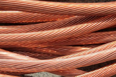 Bakır tel. Bakır kablo. Metal geri dönüşümü. Geri dönüşüm için kablo topluyorum. Bakır tel. Eski bakır teli geri dönüşüm için hurdaya çıkar. Demir içermeyen metaller. Elektrik tesisatı. Berilyum bakır kablo. Kablo. 