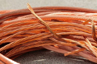 Bakır tel. Bakır kablo. Metal geri dönüşümü. Geri dönüşüm için kablo topluyorum. Bakır tel. Eski bakır teli geri dönüşüm için hurdaya çıkar. Demir içermeyen metaller. Elektrik tesisatı. Berilyum bakır kablo. Kablo. 