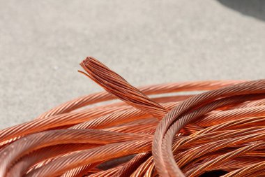 Bakır tel. Bakır kablo. Metal geri dönüşümü. Geri dönüşüm için kablo topluyorum. Bakır tel. Eski bakır teli geri dönüşüm için hurdaya çıkar. Demir içermeyen metaller. Elektrik tesisatı. Berilyum bakır kablo. Kablo. 