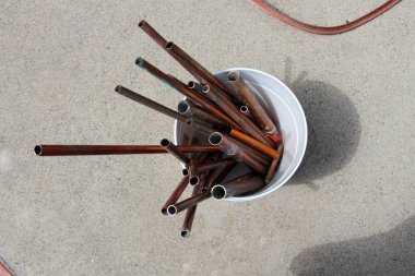 Bakır. Geri dönüşüm için bakır hurdası. Bakır tesisat. Hurda bakır metal. Geri dönüşüm tesisinde bakır borular yeniden erimeye hazır. Bakır hurda metal. Çeşitli tesisat parçaları. geri dönüşüm için hurda metal.