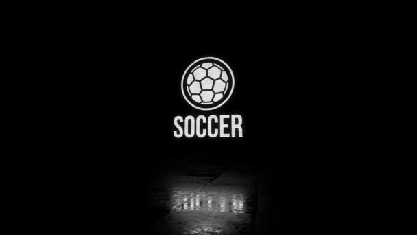 在黑幕背景上用可察觉的电视扫描线插播一个闪烁其词的电视足球节目 — 图库视频影像