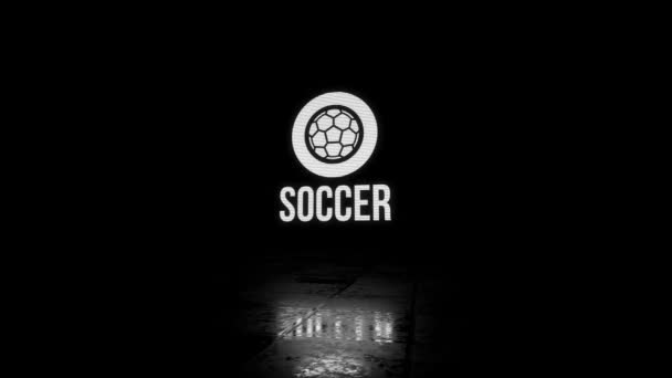 在黑幕背景上用可察觉的电视扫描线插播一个闪烁其词的电视足球节目 — 图库视频影像