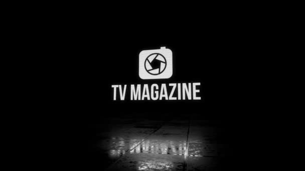 ブラックバックグラウンドで視覚テレビスキャンラインを搭載したグリッチフィッカリングテレビマガジンプログラム — ストック動画