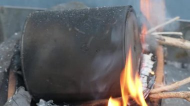 Ateş yakmak için Char kumaşı yapıyorum.