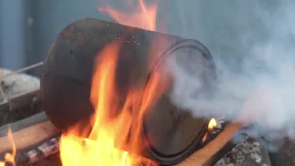 Ateş Yakmak Için Char Kumaşı Yapıyorum — Stok video