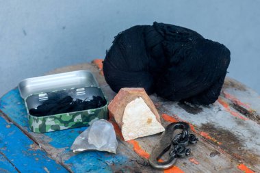 Flint ve Steel yangın çıkartıyor ve antika yangın ekipmanlarını yakıyor.