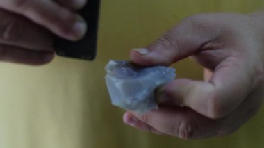 Çakmaktaşı ve çelikle ateş yakmak ve kömür beziyle çalışmak.