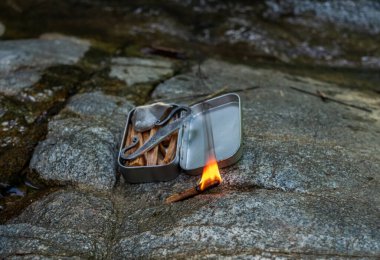 Hayatta kalma teçhizatı çakmaktaşı ve çelik ateş