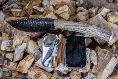 Hayatta kalma teçhizatı çakmaktaşı ve çelik ateş