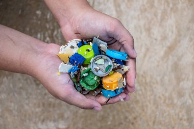 Mikroplastikler okyanus ve su yaşamına zararlı küçük plastik parçalardır..