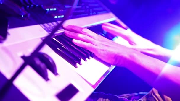 Canlı Müzik Arkaplanı Sahnede Piyano Klavyesi Konser Müzik Aleti — Stok video