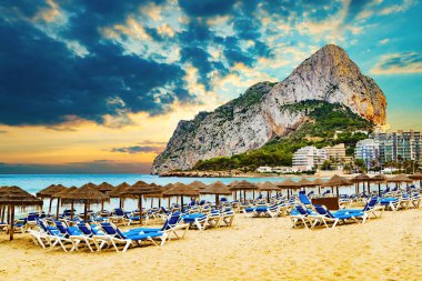 Ifach 'tan Penon Kayası. Calpe şehrindeki Akdeniz sahili manzarası. Valencian Community, Alicante, İspanya 'daki sahil şehri. İspanya sahili plaj günbatımı.