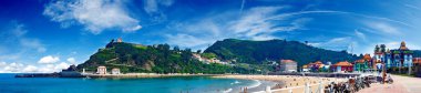 Mimari ve sahil manzarası, tekneleri ve evleri olan liman. İspanya 'nın Asturias kentindeki Ribadesella balıkçı köyünde deniz gezisi.. 