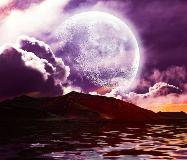 湖の上に満月と山と神秘的な風景 幻想と夢の風景 — ストック写真