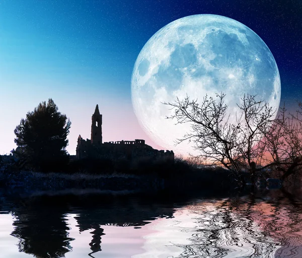 Misterioso Paesaggio Con Luna Piena Chiesa Sul Lago Fantasia Paesaggio — Foto Stock