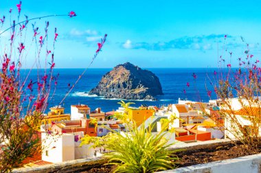 Kanarya adasında doğa manzarası. Garachico köyünde manzara. Tenerife adası manzarası. Okyanus ve güzel kilise, Garachico plajı..