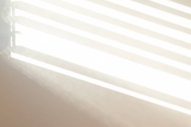 Pencere gölgeli boş bir oda. Ürün sunumu için soyut beyaz stüdyo arkaplanı.