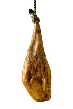 Beyaz arka planda tamamen kuru İspanyol jambonu. Kuru İspanyol jambonu, Jamon Serrano, Bellota, İtalyan Prosciutto Crudo veya Parma jambonu..