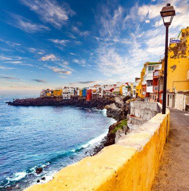 Günbatımı manzarası İspanya deniz ve ada. Plaj maceraları ve seyahat konsepti. Puerto de la cruz.Scenic manzara. Kanarya adası deniz manzarası. Tenerife köyü.