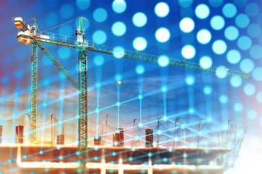 İnşaat ve emlak endüstrisi. Evlerin gün batımı ve temel yapısı. Vinçler ve bina inşaatı.