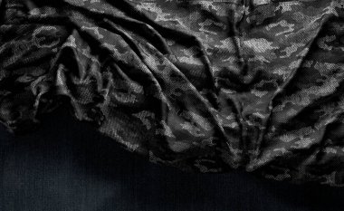 Koyu renk tuval dokusu ayrıntısı. mooth zarif koyu ipek veya saten lüks kumaş 33D desen. Soyut koyu kırışık kumaş..