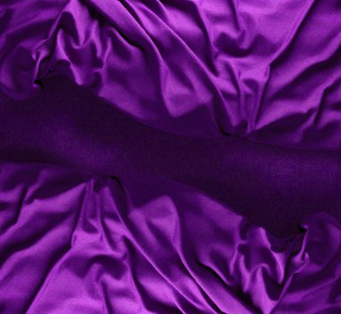 Koyu renk tuval dokusu ayrıntısı. mooth zarif koyu ipek ya da saten lüks kumaş 33D desen. Soyut mor kırışık kumaş..