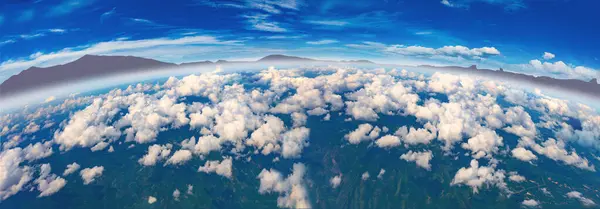 明確な青空と白い雲 上からの雲のパノラマ 飛行機からの眺め スキーパノラマ — ストック写真