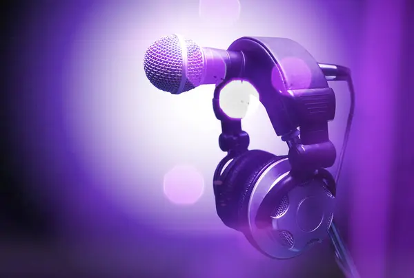 マイクとヘッドフォン コンセプトオーディオとスタジオレコーディング 紫色の音楽デザイン — ストック写真