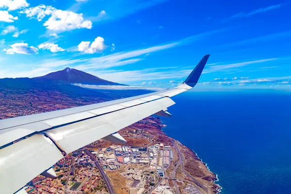Légi Kilátás Égre Hegyekre Teide Vulkán Csúcsára Egy Repülőgép Ablakából Stock Kép