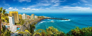 Günbatımı manzara İspanya deniz ve ada. Macera plaj ve kavram seyahat. Puerto de la cruz.