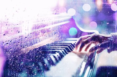 Yağmurlu bir günde pencerenin arkasındaki piyanoda su damlaları vardı. Rahat müzik ve yolculuk için hüzünlü piyano. Piyano müzik kavramı soyut arkaplan. 