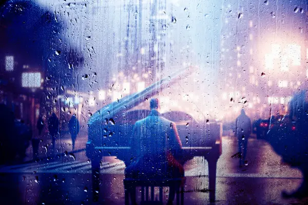 雨の日に水が落ちる窓の後ろのピアノ トラベルロードのための音楽とサドピアノをリラックス ピアノの音楽コンセプト抽象的な背景 ストック画像