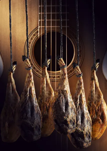 スペインのベリックハムをスライス スペインのジャムとスペインのギター 伝統的な食べ物と文化をデザインします ドライスペインのハム ジャモン セラーノ ベロタ イタリアのプロシュート クラドまたはパルマハム ロイヤリティフリーのストック画像