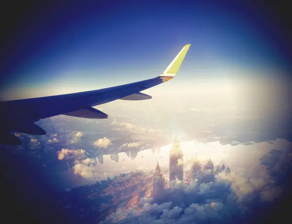 美しい夕日 最高の景色の上空 旅行の窓の航空機の中からの飛行機の眺め 雲の上を飛ぶ飛行機 ロイヤリティフリーのストック画像