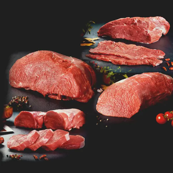 레스토랑을위한 다양한 종류의 익지않는 고기의 콜라주 디자인 돌이나 슬레이트 배경에 로열티 프리 스톡 이미지