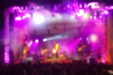Konserde soyut arka plan spot ışıkları. Kalabalık ve müzisyen.