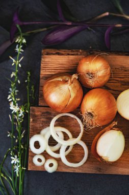 Bir sepet içinde bir sürü soğan ve tabaklarda koyu ve zarif bir koyu dokuya sahip..