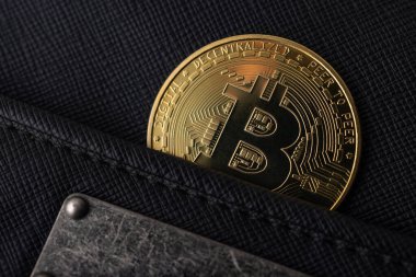 Cüzdanı olan Bitcoin altın sikkeleri, yakın plan. Bitcoin birikimi, satış ve satın alma kavramı.