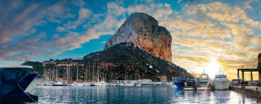 Ifach 'tan Penon Kayası. Calpe şehrinde Akdeniz kıyısı manzarası