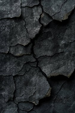 Tasarım için arka plan olarak siyah çimento desenli çatlamış beton duvar.