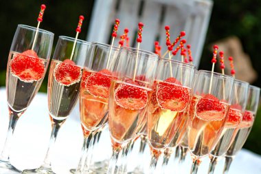 Çilekli ve şampanyalı lüks aperatif..