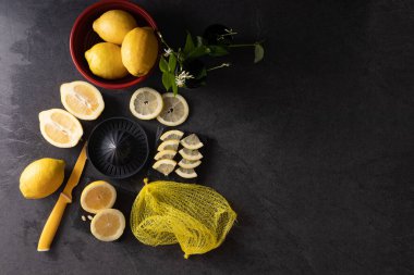 Limonlar dilimlenmiş ve sulanmaya hazır..