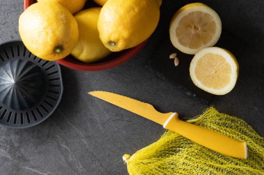 Limonlar dilimlenmiş ve sulanmaya hazır..