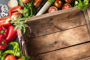 Tezgahın üzerine yayılın. Sebzeler renkli ve bol olduğu için bolluk ve tazelik kavramı.