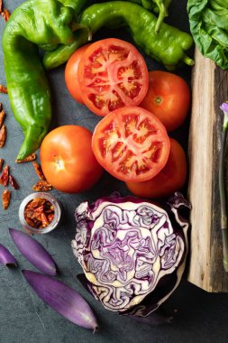 Tezgahın üzerine yayılın. Sebzeler renkli ve bol olduğu için bolluk ve tazelik kavramı.