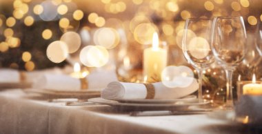  Noel ve yeni yıl kutlamaları için dekore edilmiş zarif restoran masasının yaratıcı bulanıklığıyla soyut bir arka plan.