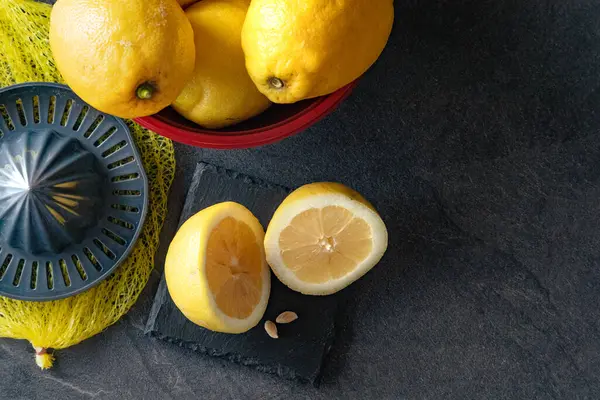 Limonlar dilimlenmiş ve sulanmaya hazır..