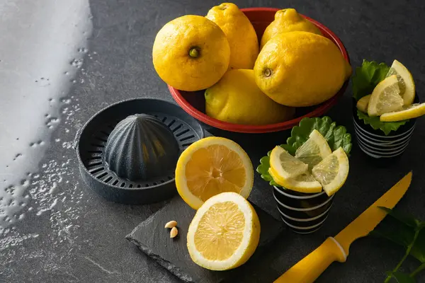 Limonlar dilimlenmiş ve sulanmaya hazır..