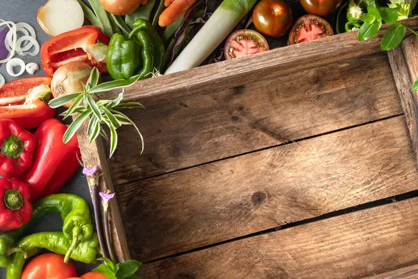 Tezgahın üzerine yayılın. Sebzeler renkli ve bol olduğu için bolluk ve tazelik kavramı.